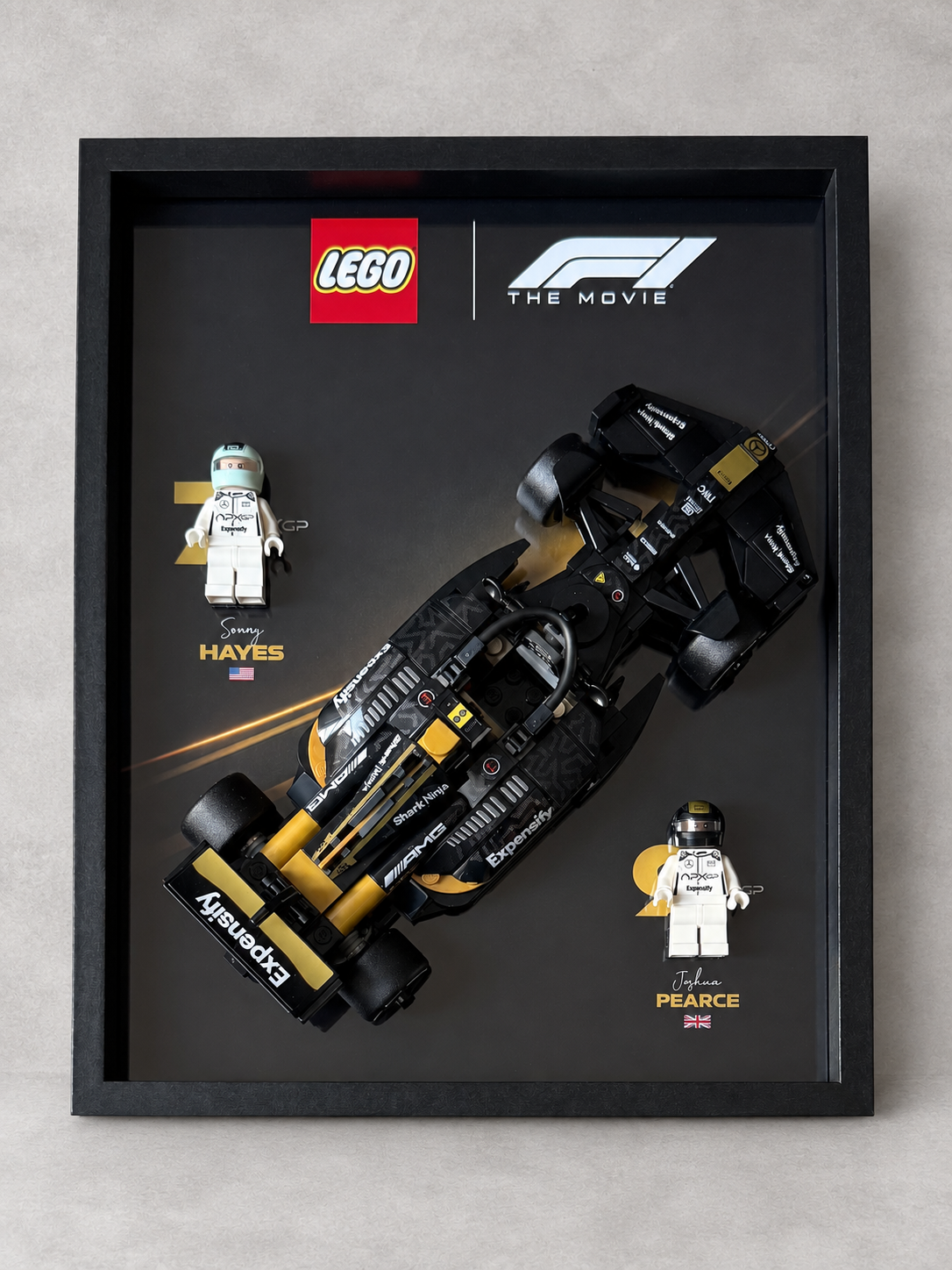 Cadre LEGO F1 APXGP The Movie assemblé, vue de face — exemple du pack Grand + Petit, voitures LEGO non incluses