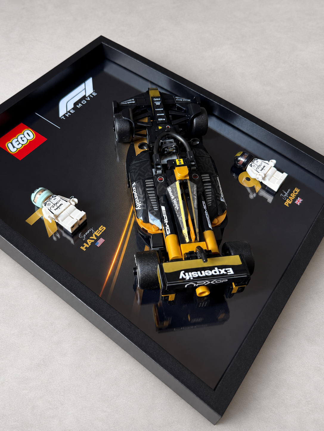 Cadre LEGO F1 APXGP The Movie assemblé, vue inclinée