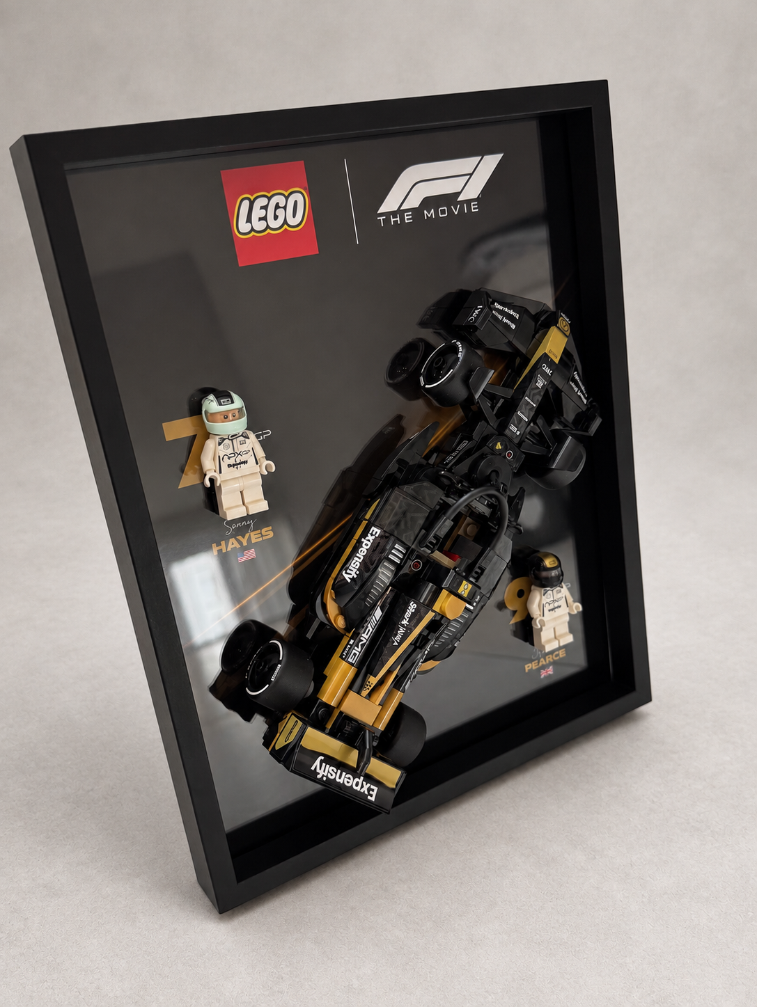 Cadre LEGO F1 APXGP The Movie assemblé, vue en situation inclinée