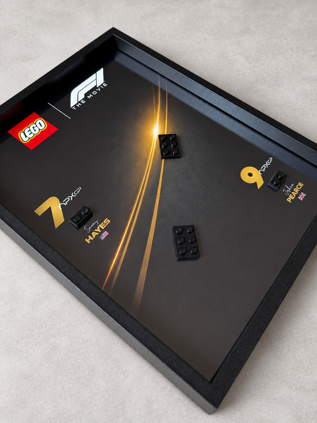 Cadre LEGO F1 APXGP The Movie vide avec fixations, vue inclinée