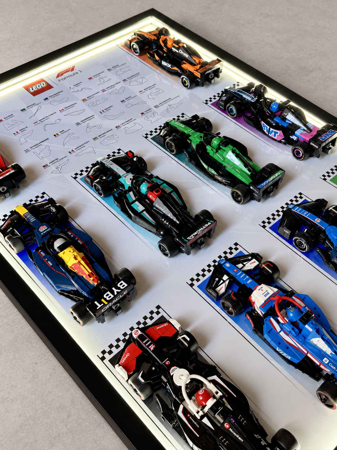 Cadre LED LEGO F1 Speed Champions, variante Blanc, vue inclinée éclairée