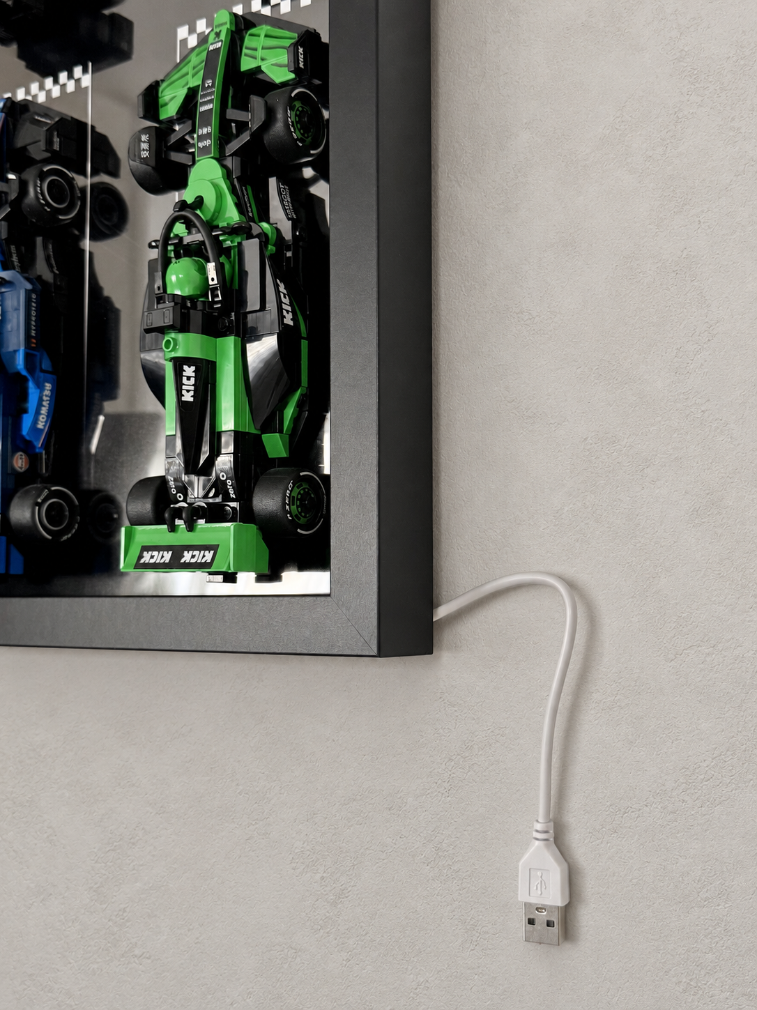 Cadre LED LEGO F1 Speed Champions, variante Noir, détail du câble USB