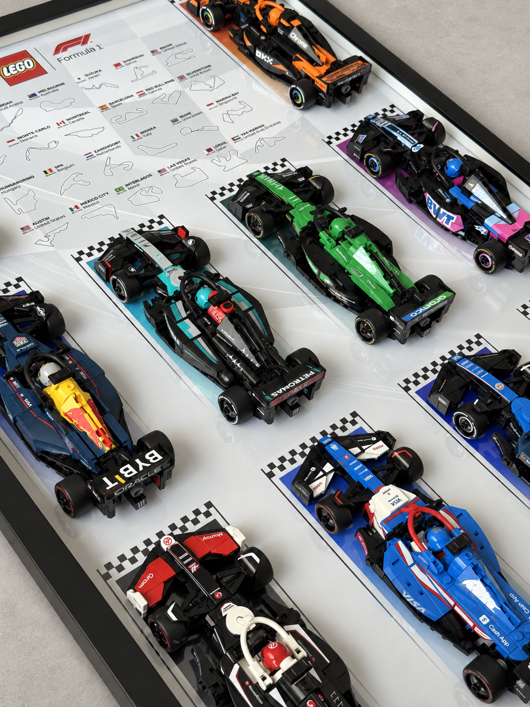 Cadre LEGO F1 Speed Champions, variante Black, vue inclinée avec voitures