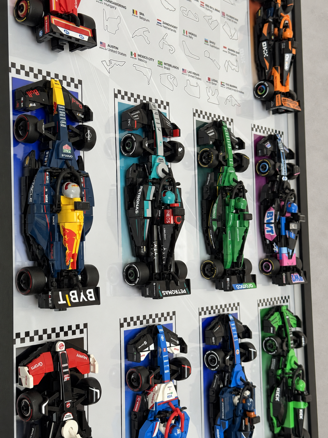 Cadre LEGO F1 Speed Champions, variante Black, détail des voitures