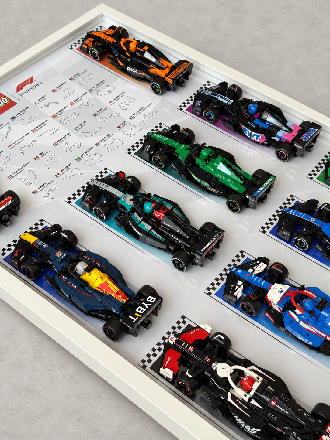 Cadre LEGO F1 Speed Champions, variante White, vue inclinée avec voitures