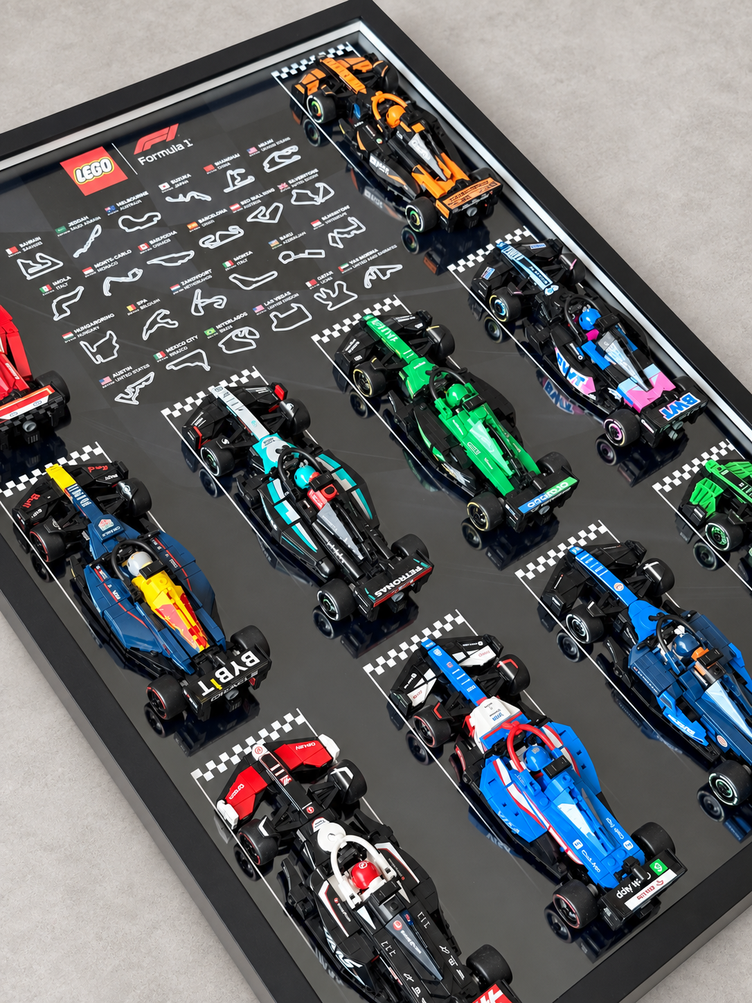 Grand cadre LEGO F1 noir assemblé, vue inclinée
