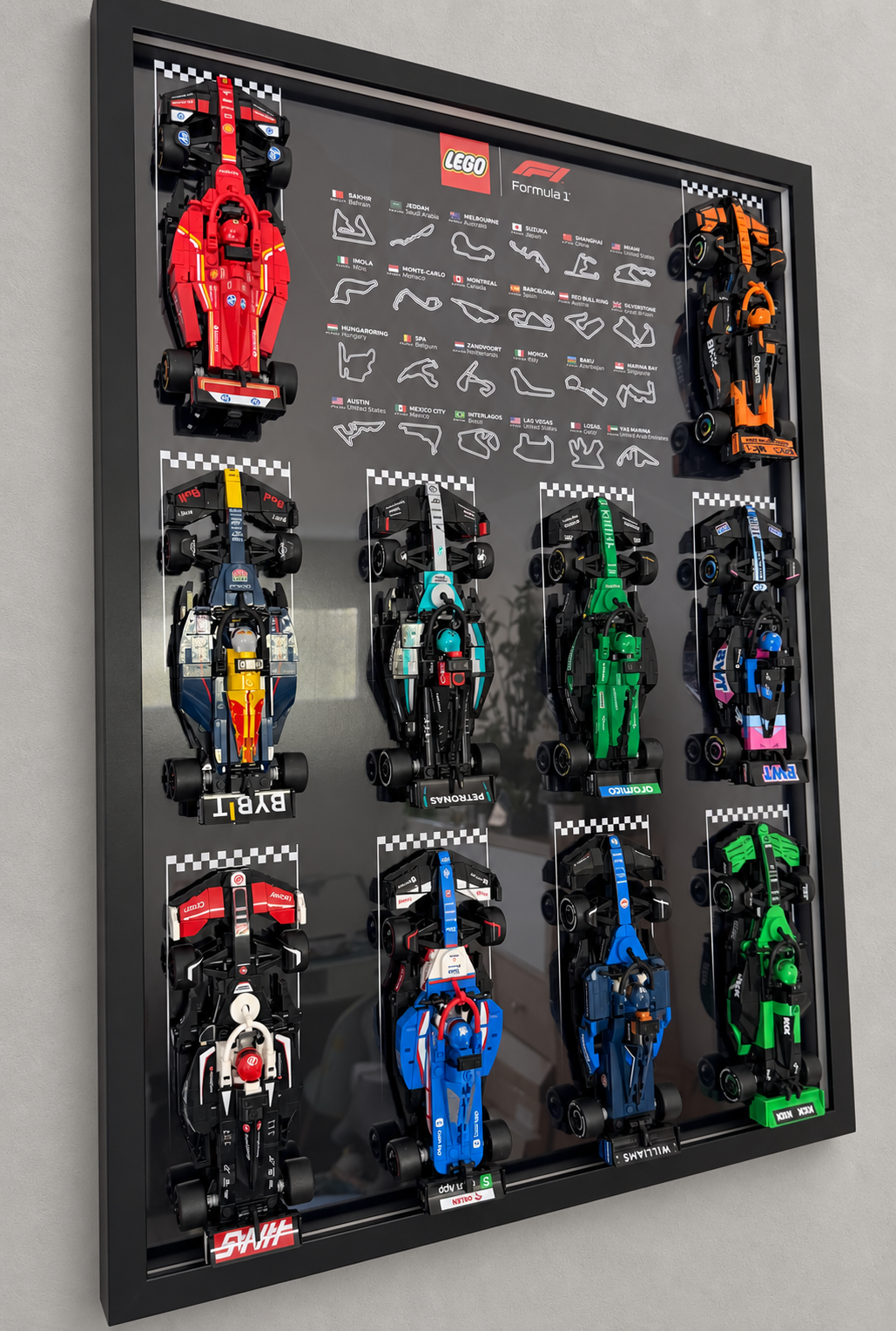 Grand cadre LEGO F1 noir installé au mur