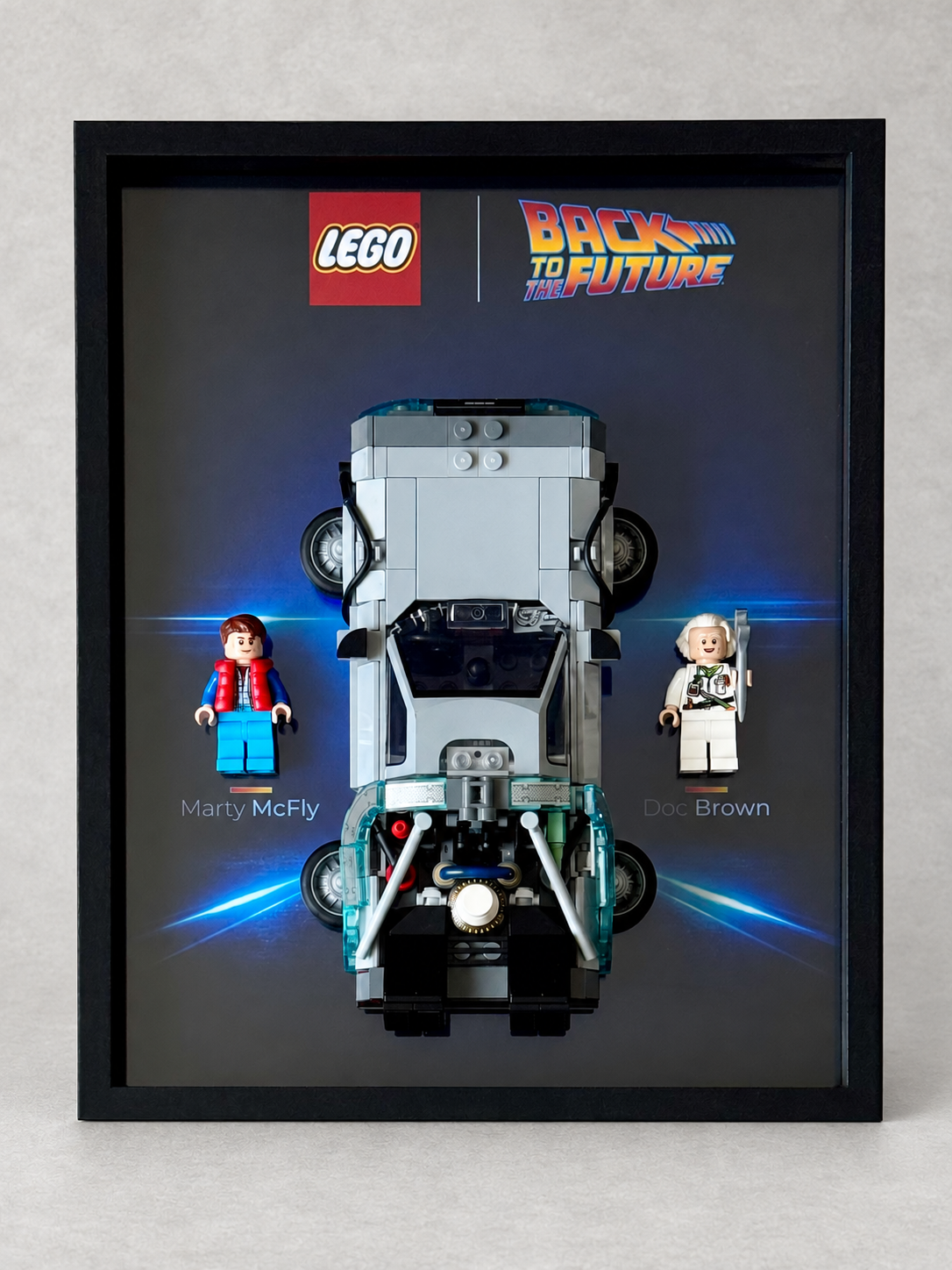 Cadre LEGO DeLorean Back to the Future assemblé, vue de face — voitures et figurines LEGO non incluses