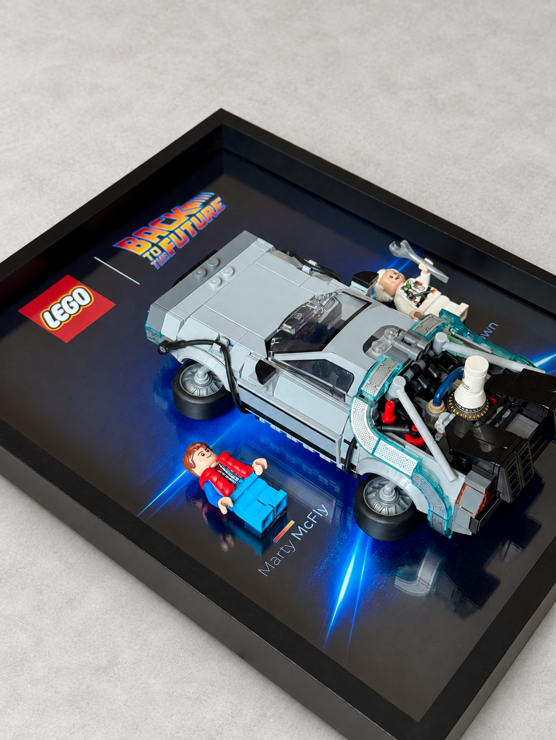 Cadre LEGO DeLorean Back to the Future assemblé, vue inclinée