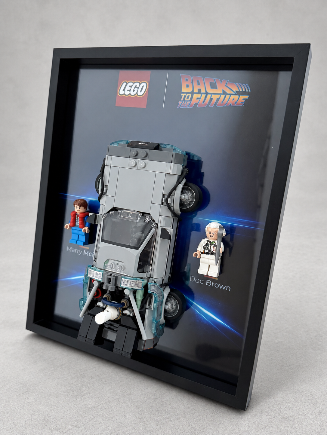 Vue complémentaire inclinée du cadre LEGO DeLorean Back to the Future