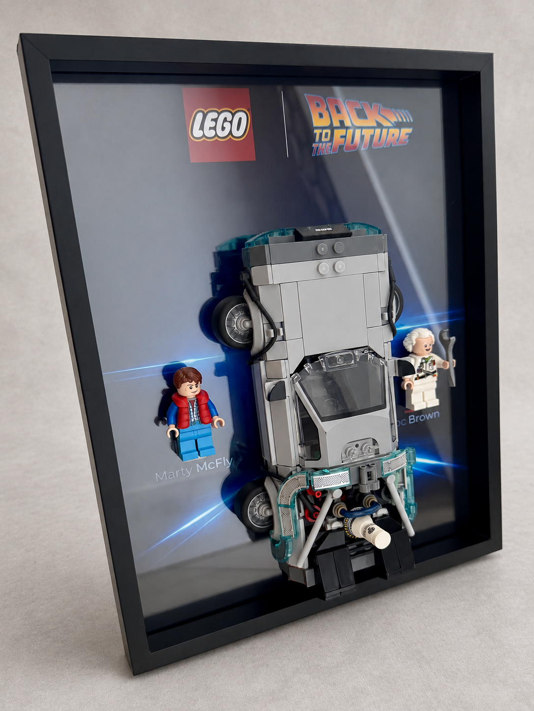 Vue détaillée inclinée du cadre LEGO DeLorean Back to the Future