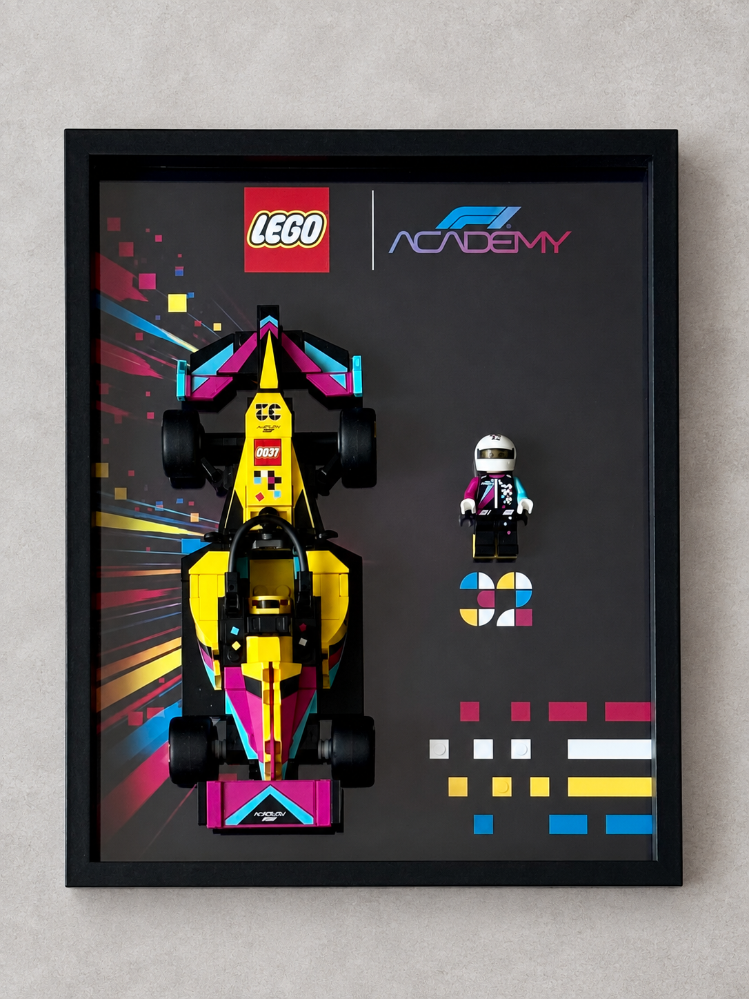 Cadre LEGO F1 Academy assemblé, vue de face — voitures et figurines LEGO non incluses